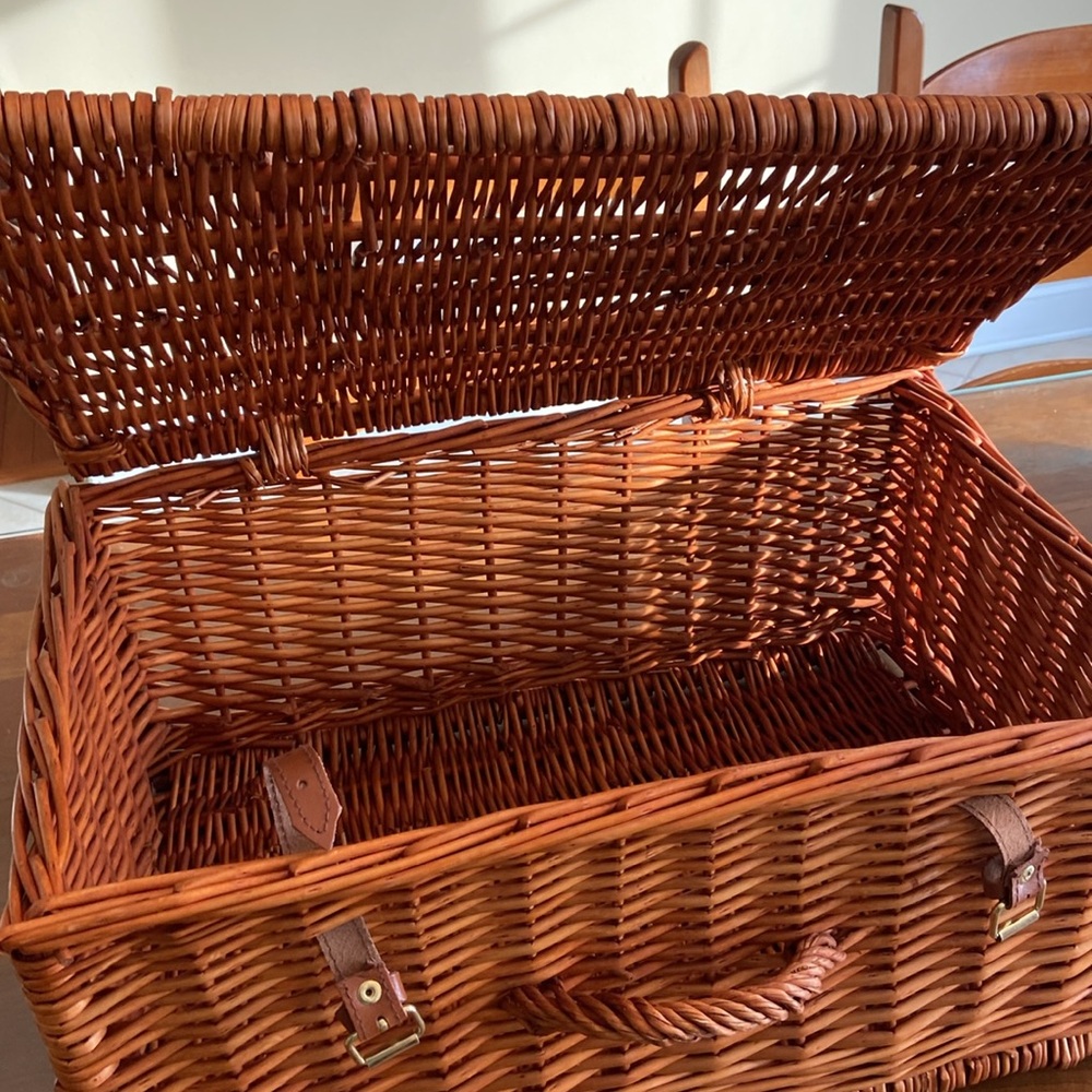 Vintage Wicker Suitcase with F & M logo in mint condition. - Picture 3 of 4